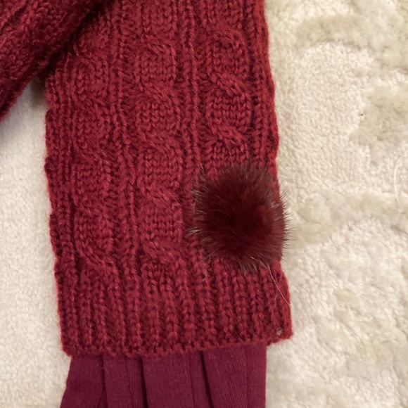 UGG GLOVES WINTER BURGUNDY NWT - Picture 2 of 3